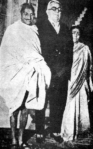 Aga Khan III with Gandhi at London Talks